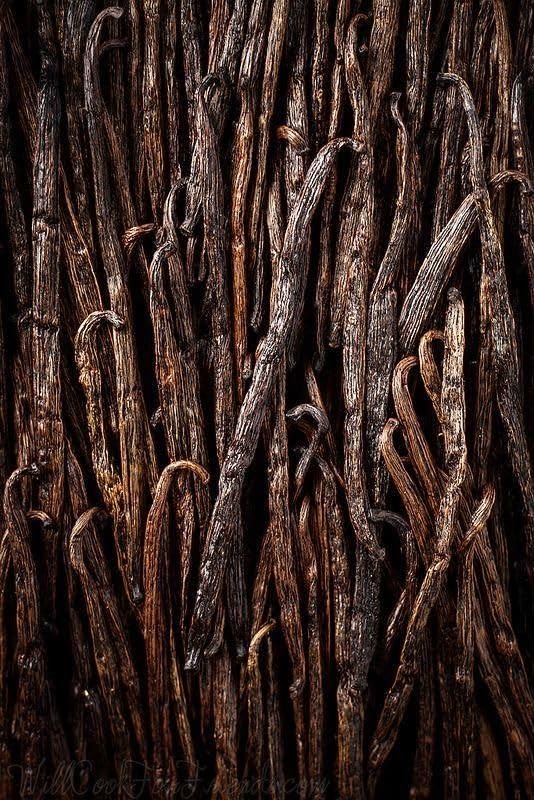 Exotic Vanilla Uganda Vanilla Beans,100g | Gourmet Grade | 15–20 cm Length | Naturally Plump, Oily & Aromatic | For Baking, Desserts & Vanilla Extract